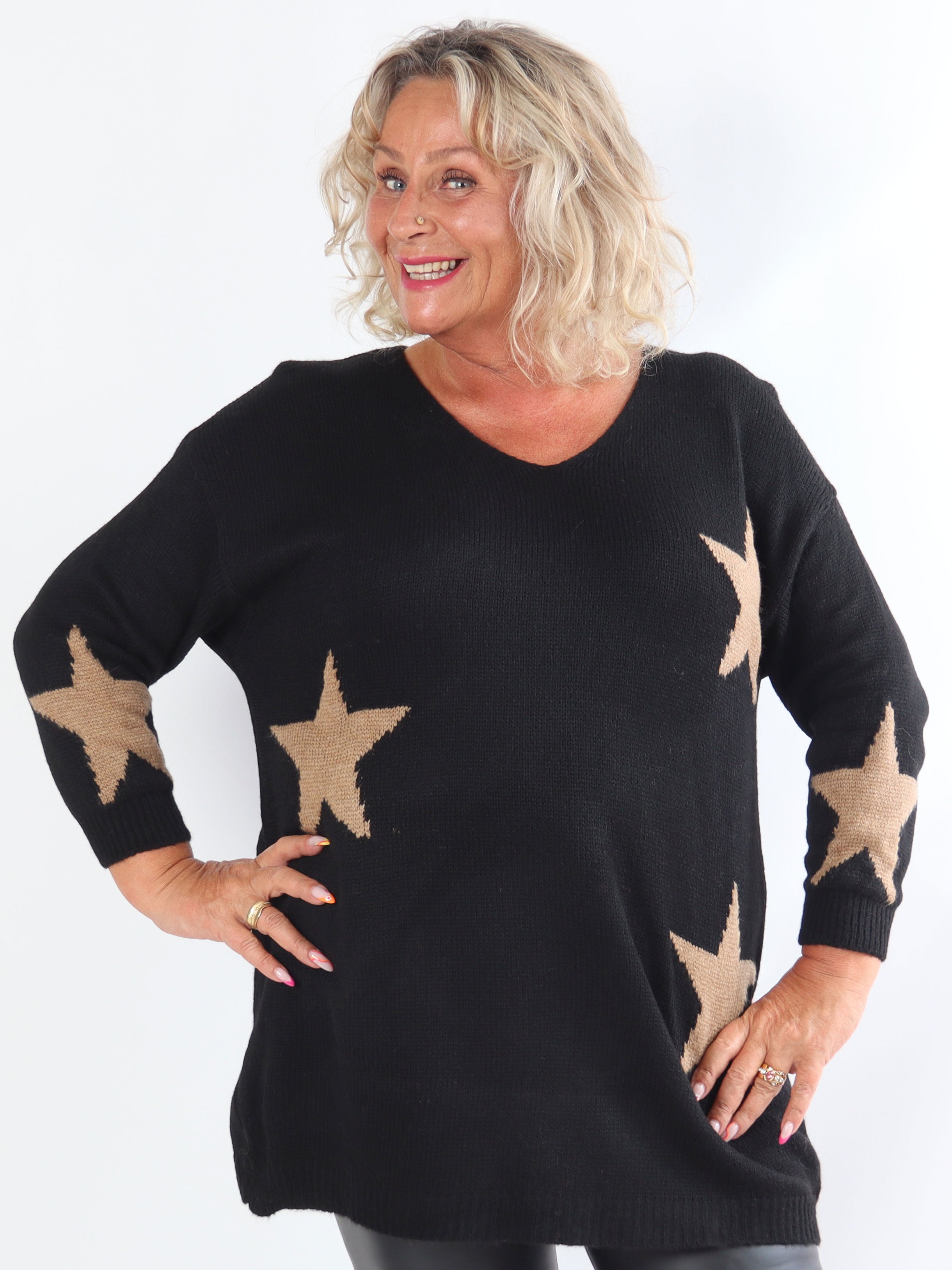 Zaria - Plus size strikkjole med stjerner og v-udskæring